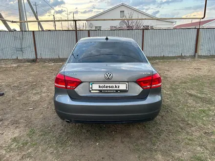 Volkswagen Passat 2014 года за 5 000 000 тг. в Атырау – фото 7