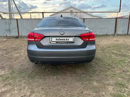 Volkswagen Passat 2014 года за 5 000 000 тг. в Атырау – фото 8