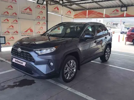 Toyota RAV4 2021 года за 9 900 000 тг. в Алматы – фото 2