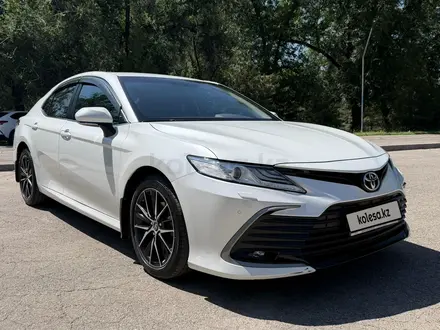 Toyota Camry 2021 года за 12 880 000 тг. в Алматы – фото 2