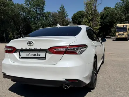 Toyota Camry 2021 года за 12 880 000 тг. в Алматы – фото 3