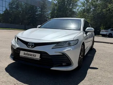 Toyota Camry 2021 года за 12 880 000 тг. в Алматы