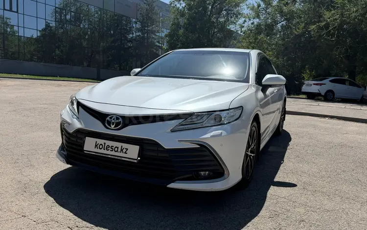 Toyota Camry 2021 года за 12 880 000 тг. в Алматы