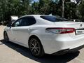 Toyota Camry 2021 года за 12 880 000 тг. в Алматы – фото 4