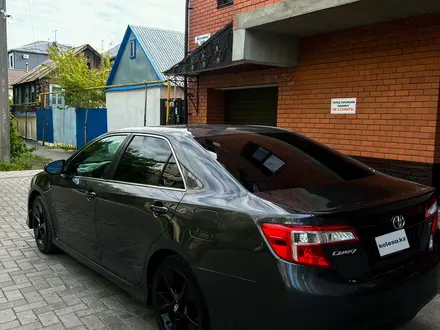 Toyota Camry 2014 года за 6 000 000 тг. в Уральск – фото 2