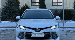 Toyota Camry 2018 года за 14 300 000 тг. в Актобе