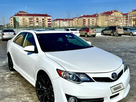 Toyota Camry 2014 года за 6 000 000 тг. в Актобе – фото 2