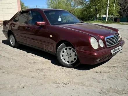 Mercedes-Benz E 230 1997 года за 2 150 000 тг. в Караганда – фото 5