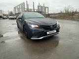 Toyota Camry 2021 года за 12 200 000 тг. в Астана