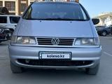 Volkswagen Sharan 1998 года за 2 400 000 тг. в Астана