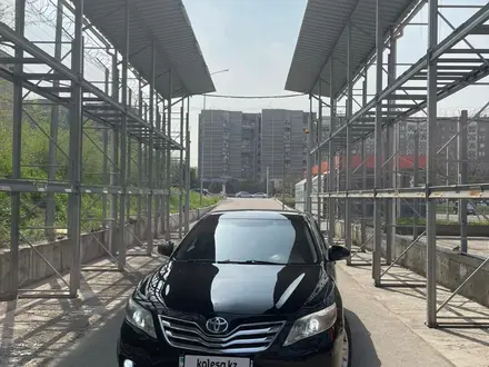 Toyota Camry 2011 года за 6 900 000 тг. в Алматы – фото 2