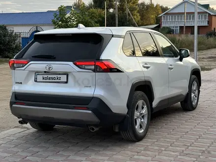 Toyota RAV4 2021 года за 15 300 000 тг. в Актобе – фото 2