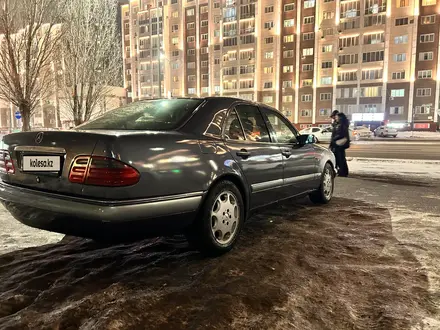 Mercedes-Benz E 200 1997 года за 2 350 000 тг. в Астана – фото 5