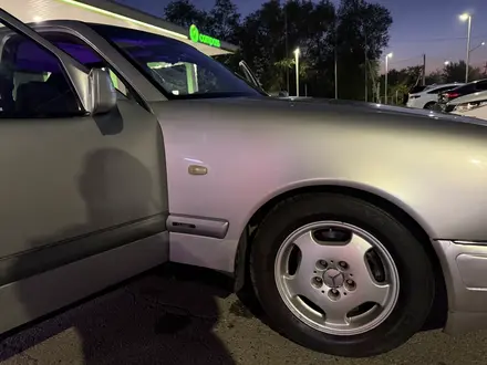 Mercedes-Benz E 230 1996 года за 2 300 000 тг. в Алматы – фото 19