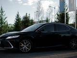 Toyota Camry 2021 года за 18 500 000 тг. в Усть-Каменогорск – фото 2