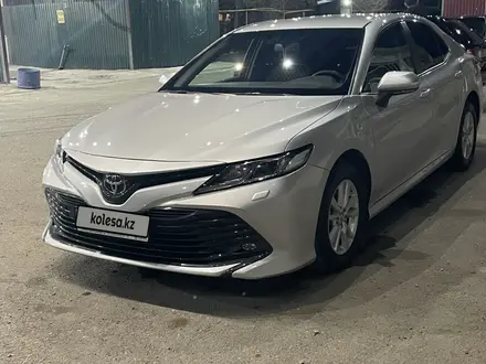 Toyota Camry 2020 года за 13 450 000 тг. в Тараз – фото 2