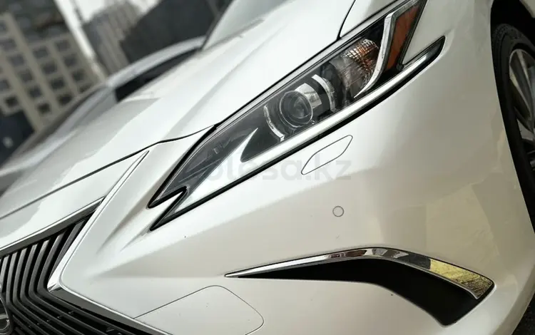 Lexus ES 250 2019 года за 22 600 000 тг. в Алматы