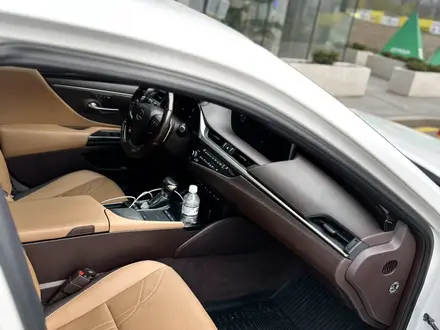 Lexus ES 250 2019 года за 22 600 000 тг. в Алматы – фото 14