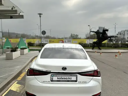 Lexus ES 250 2019 года за 22 600 000 тг. в Алматы – фото 8
