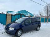 Volkswagen Sharan 2000 года за 3 500 000 тг. в Актобе