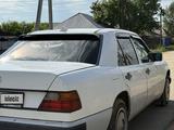 Mercedes-Benz E 200 1993 года за 549 999 тг. в Кокшетау – фото 2