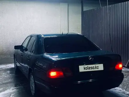 Mercedes-Benz E 230 1997 года за 2 100 000 тг. в Шу – фото 2