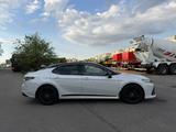 Toyota Camry 2021 года за 17 500 000 тг. в Алматы – фото 4