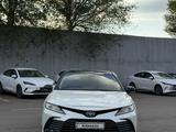 Toyota Camry 2021 года за 17 500 000 тг. в Алматы – фото 2