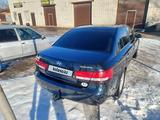 Hyundai Sonata 2006 года за 3 600 000 тг. в Уральск – фото 2