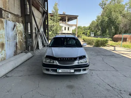 Toyota Avensis 1999 года за 3 299 999 тг. в Алматы – фото 2