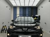 Toyota RAV4 2017 года за 12 400 000 тг. в Актобе – фото 2