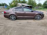 Volkswagen Jetta 2014 года за 4 850 000 тг. в Актобе – фото 2
