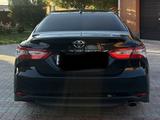 Toyota Camry 2021 года за 15 800 000 тг. в Атырау – фото 2