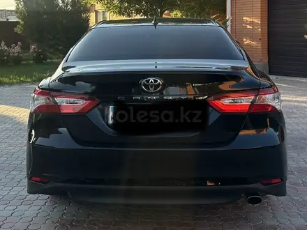 Toyota Camry 2021 года за 15 800 000 тг. в Атырау – фото 2