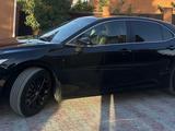 Toyota Camry 2021 года за 15 800 000 тг. в Атырау – фото 4