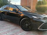 Toyota Camry 2021 года за 15 800 000 тг. в Атырау – фото 3