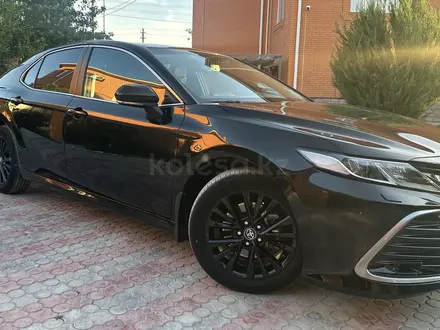 Toyota Camry 2021 года за 15 800 000 тг. в Атырау – фото 3