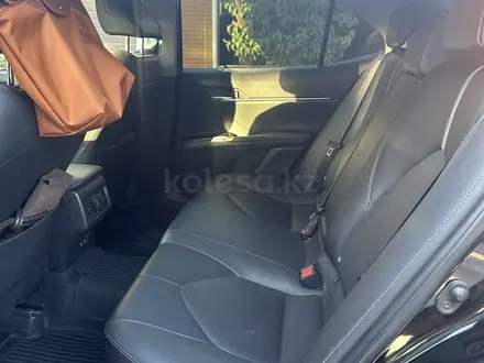 Toyota Camry 2021 года за 15 800 000 тг. в Атырау – фото 6