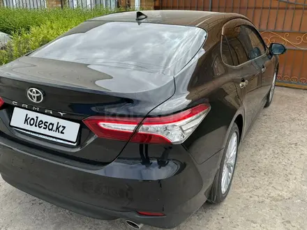 Toyota Camry 2019 года за 14 200 000 тг. в Атырау – фото 4