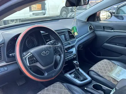 Hyundai Elantra 2018 года за 6 500 000 тг. в Астана – фото 2