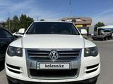 Volkswagen Touareg 2008 года за 5 500 000 тг. в Астана – фото 2