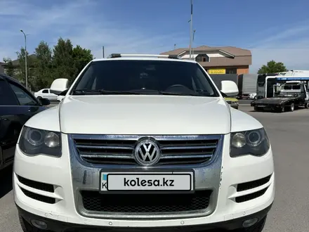 Volkswagen Touareg 2008 года за 5 500 000 тг. в Астана – фото 2