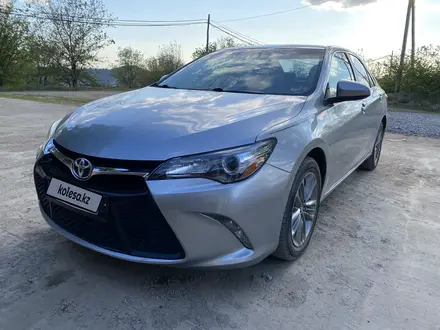 Toyota Camry 2016 года за 7 500 000 тг. в Актобе – фото 2