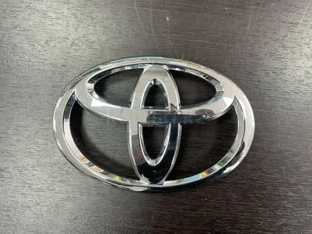 Оригинальная передняя решетка с эмблемой логотипом для Toyota 4Runner 285 за 25 000 тг. в Караганда – фото 10