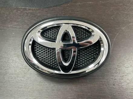 Оригинальная передняя решетка с эмблемой логотипом для Toyota 4Runner 285 за 25 000 тг. в Караганда