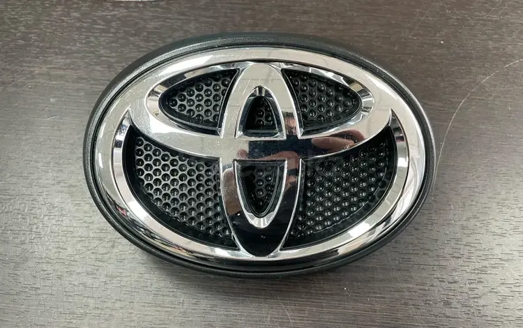 Оригинальная передняя решетка с эмблемой логотипом для Toyota 4Runner 285 за 25 000 тг. в Караганда