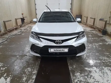 Toyota Camry 2021 года за 12 500 000 тг. в Атырау – фото 2