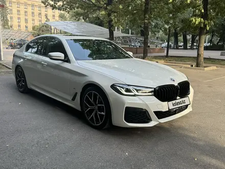 BMW 530 2022 года за 31 500 000 тг. в Алматы – фото 3