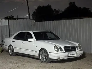 Mercedes-Benz E 230