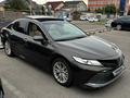 Toyota Camry 2018 года за 13 800 000 тг. в Алматы – фото 2